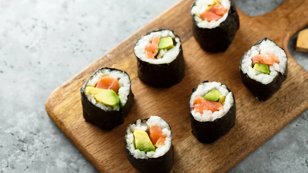 Avokado-lohi-kurkkutäyte sushiin, lohi-avokadosushit