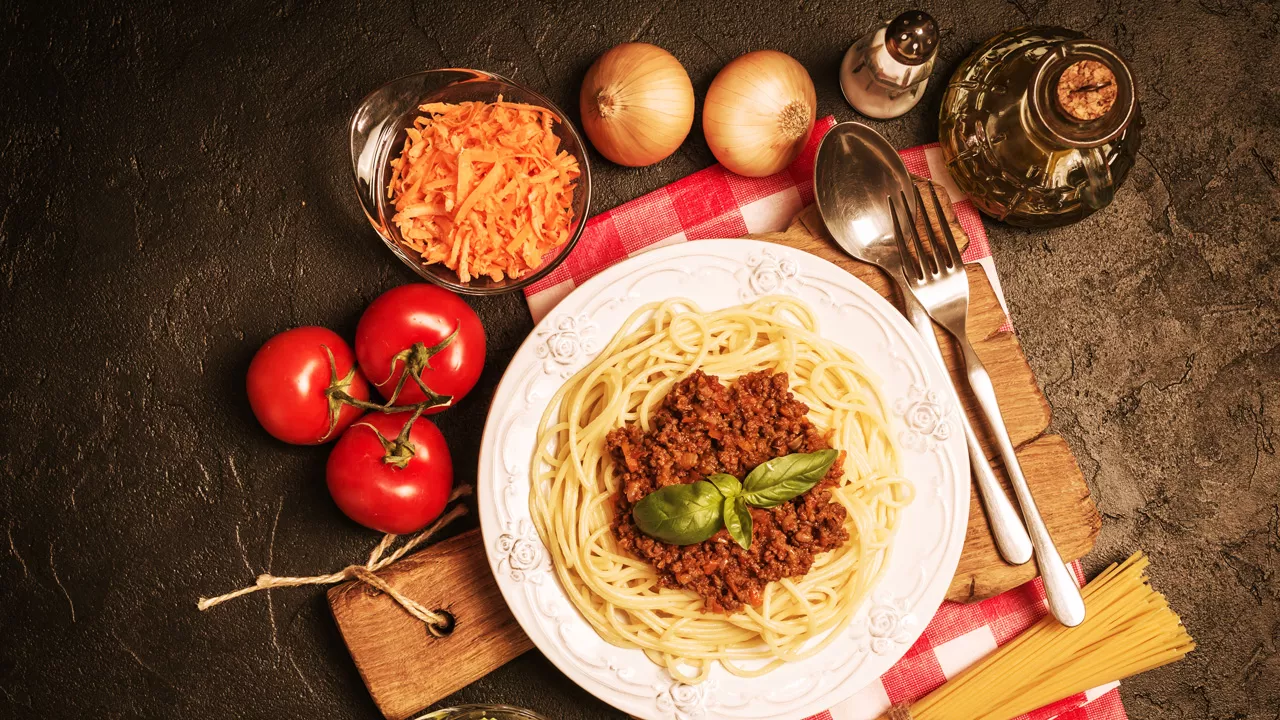 nopea jauhelihakastike ja spagettia