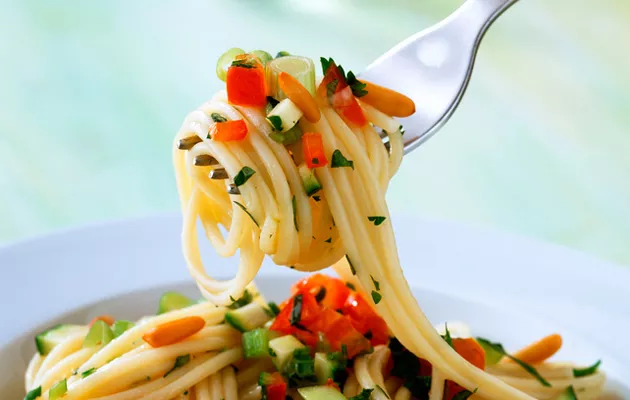 Spaghettia jauhelihakastikkeella
