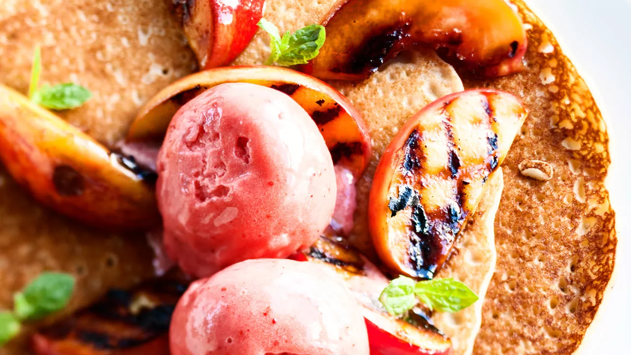 Grillattu jälkiruoka: muurinpohjaletut, jäätelöä ja grillatut hedelmät