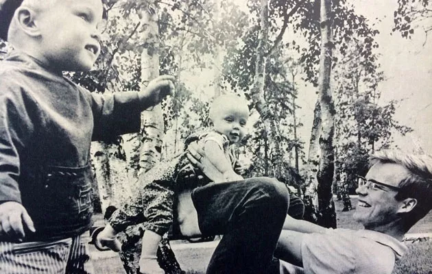Kotilieden vauva Hannu isän ja veljen kanssa vuonna 1967