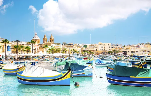 Värikkäitä kalastaja­veneitä Maltalla.