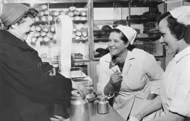 Nainen ostoksilla 1950-luvulla