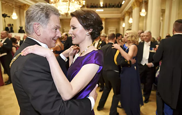 Presidentti Sauli Niinistö ja rouva Jenni Haukio tanssimassa Linnan juhlissa 2016.