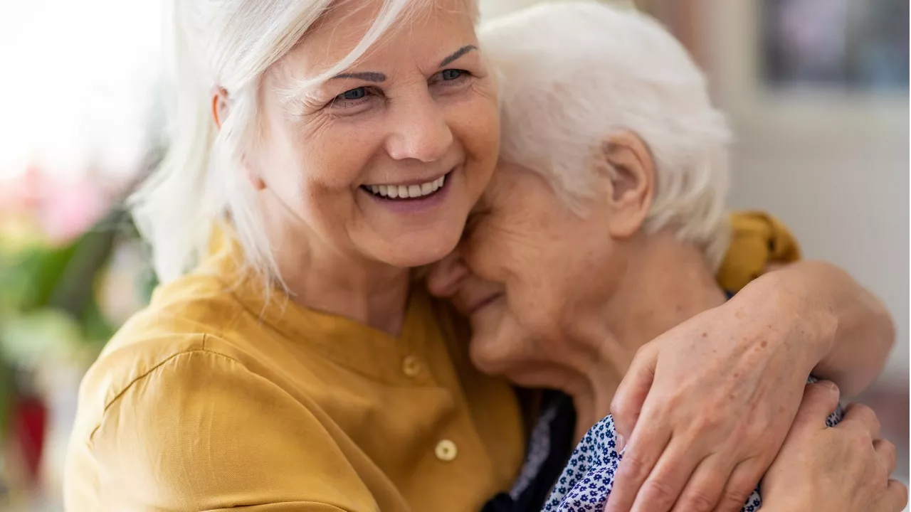 dementia: perheenjäsen lohduttaa ja tukee muistisairasta naista