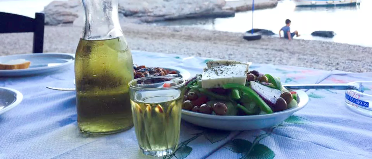 Kreikkalainen salaatti ja viini.