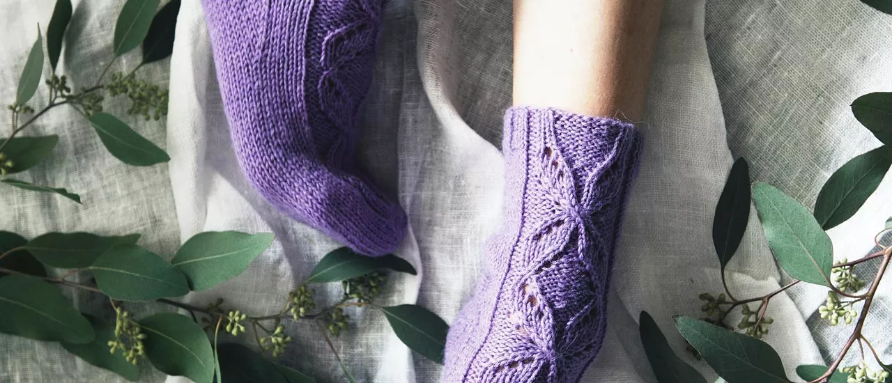 Niina Laitisen suunnittelemat kauniin syreenin väriset Anemone-sukat