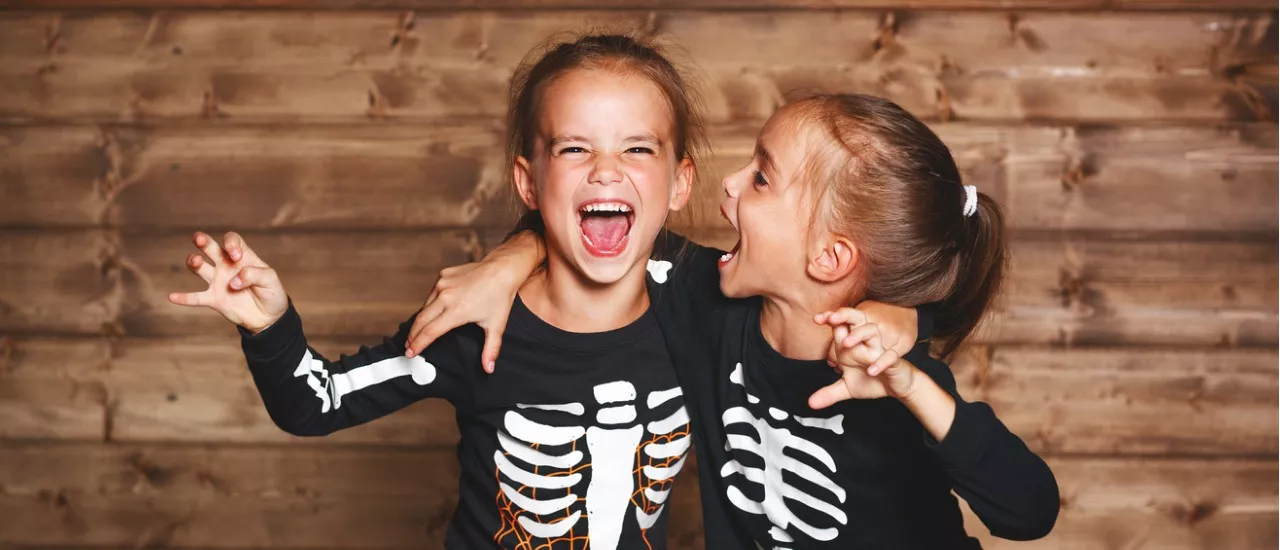 Halloween-asu lapselle voi olla tehty vaikka mustasta paidasta ja teipistä, jolloin syntyy luuranko.