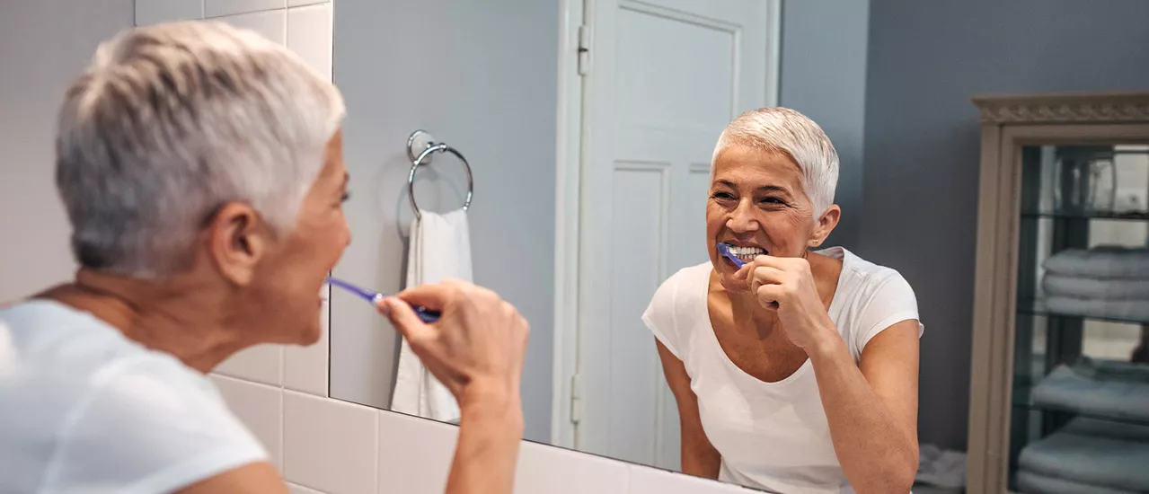 kuinka usein hampaat pitää harjata, hampaiden harjaaminen, nainen harjaa hampaita