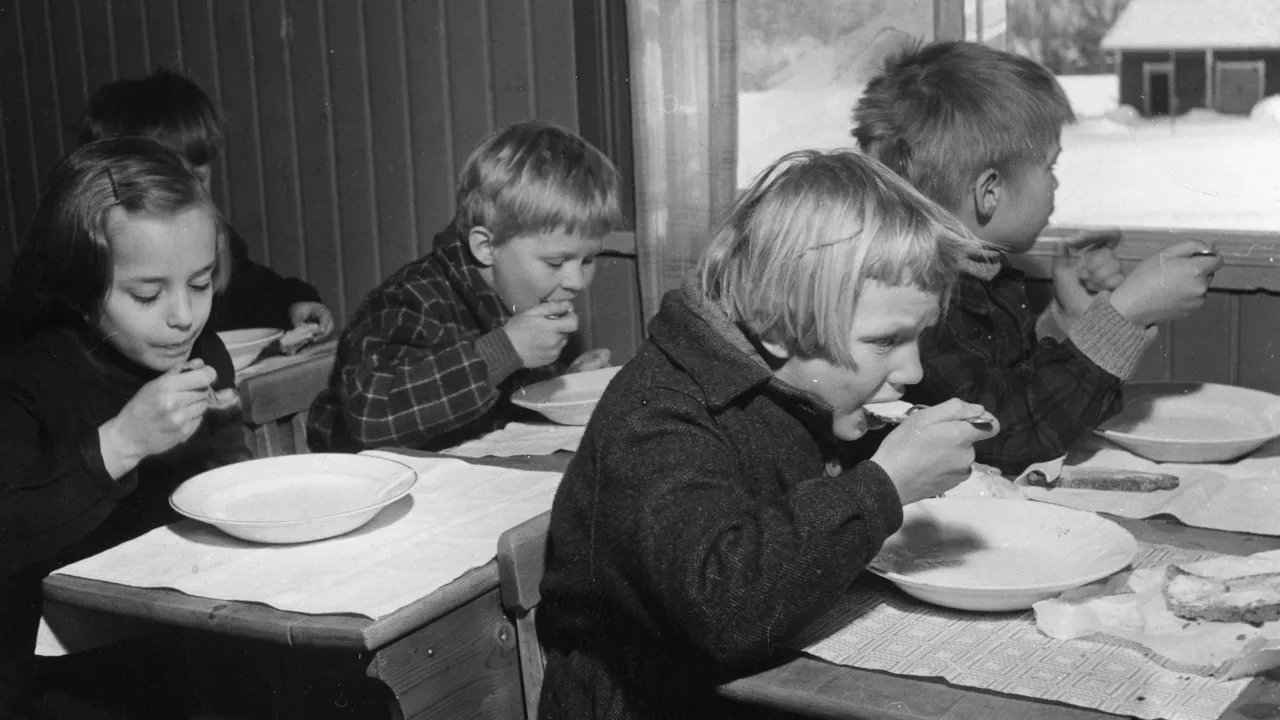 kouluruokailua 50-luvulla