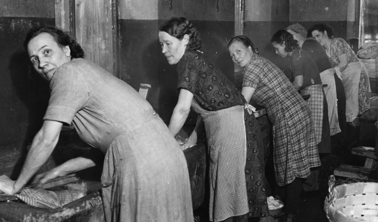 Naiset pesevät pyykkiä
