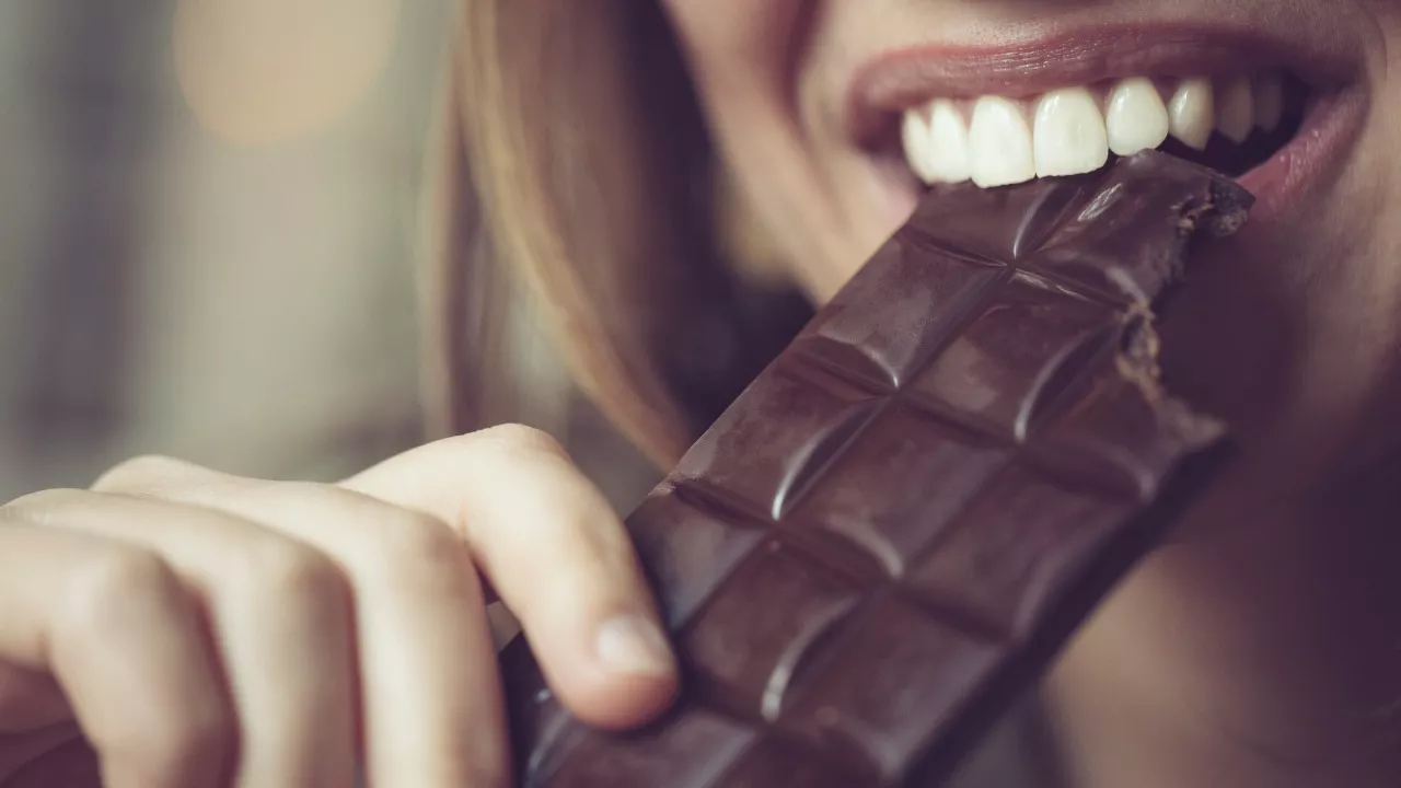 Tumma suklaa on terveellistä syötävää, kunhan ei syö liikaa.