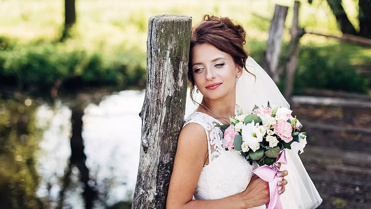 Bridal-kuvaus eli morsiankuvaus tarkoittaa, että valokuvissa poseeraa vain morsian ilman sulhasta.