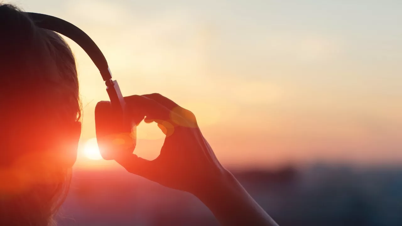 Musiikin vaikutus terveyteen alkaa heti, kun laittaa kuulokkeet korville.