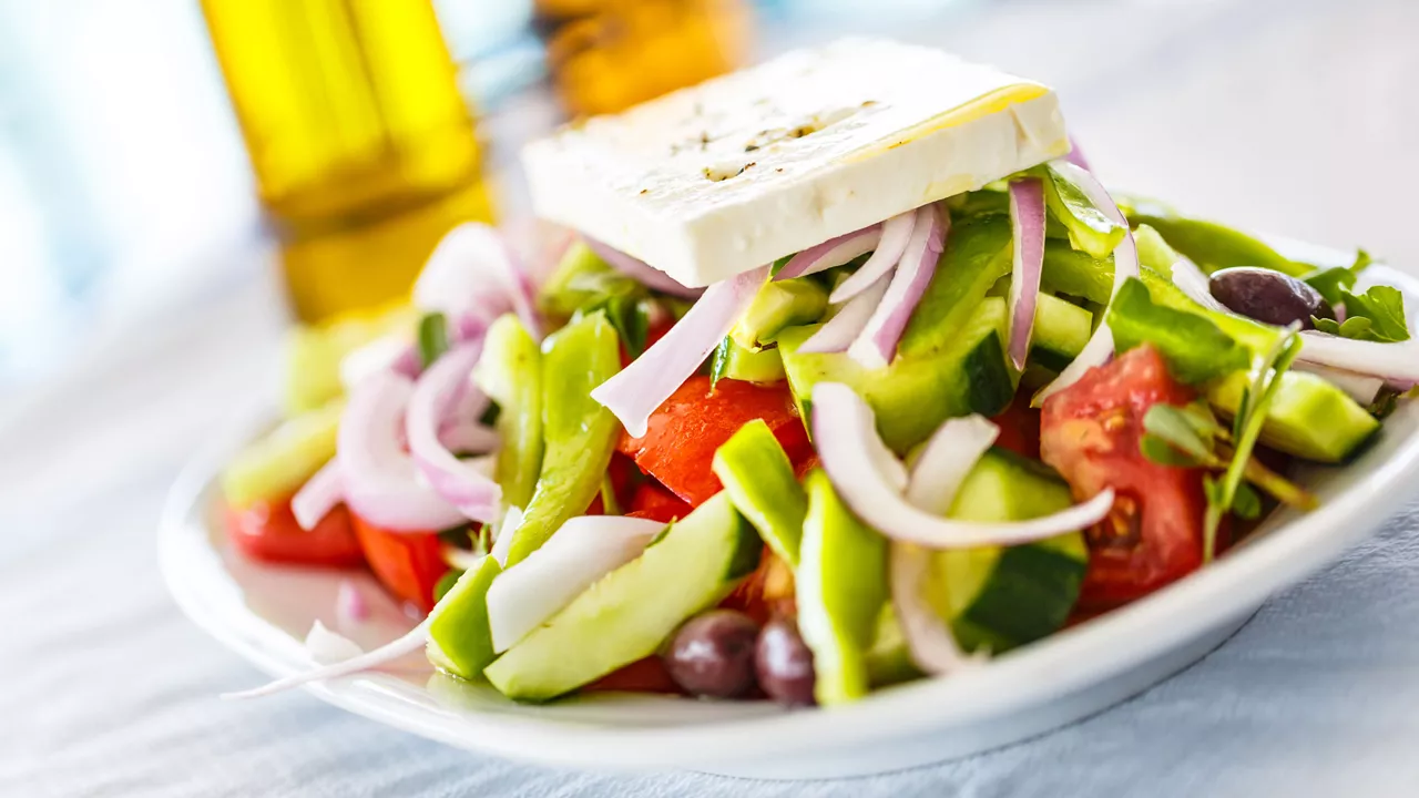 Kreikkalainen salaatti on yksinkertainen ja maukas.