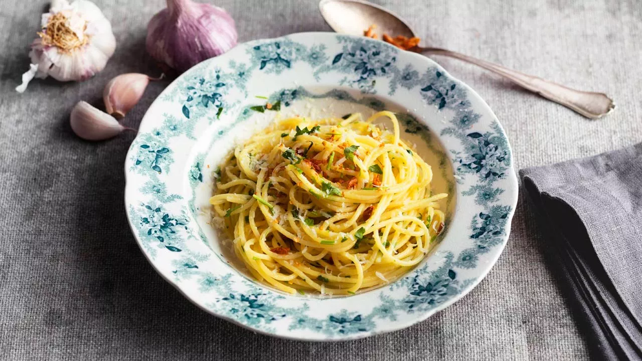 Pasta all'aglio, olio e peperoncino - pastaa, valkosipulia ja chiliä -  