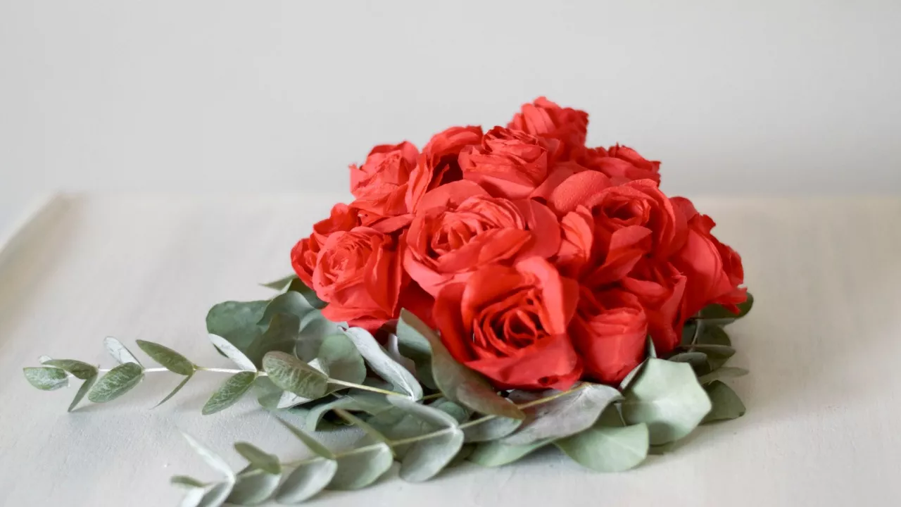 Serviettiruusut: Katso ohje nenäliinoista tehtyihin ruusuihin! -  