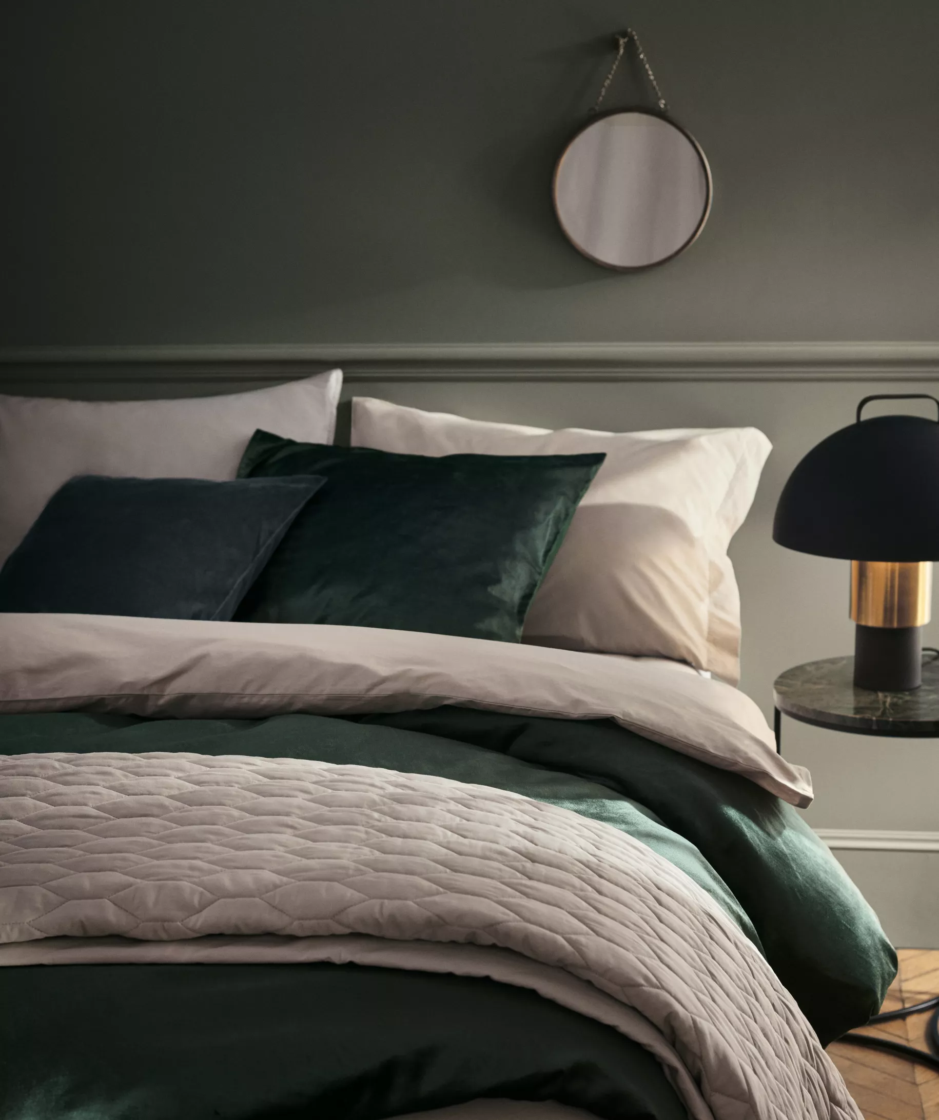 Hotellityyli makuuhuoneeseen. Ylelliset vuodetekstiilit ja kaunis petaus ovat makuuhuoneen sisustustyylin avaimia, kun tavoittelet hotellihuoneen harmoonista tunnelmaa makuuhuoneeseen. Kuva: H&M