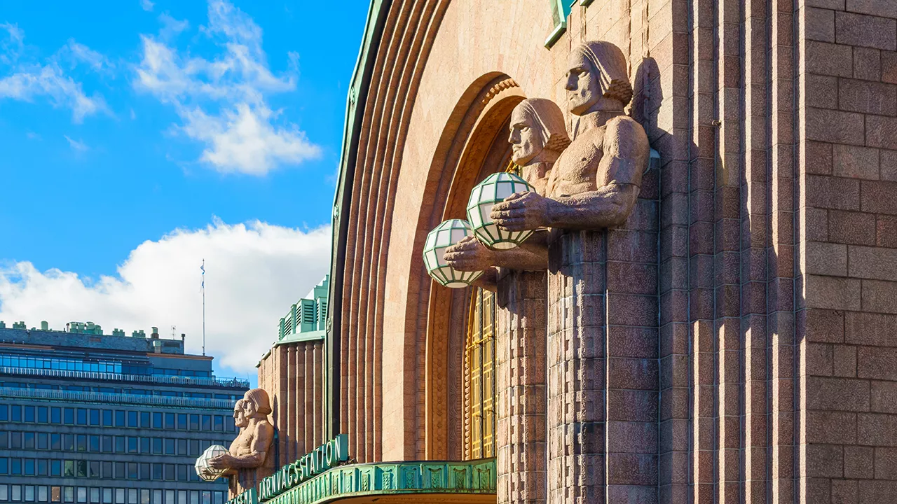 Helsingin päärautatieaseman edessä seisovat kivimiehet ovat takuulla Stadin slangin asiantuntijoita.