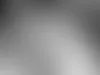 Rokote aasialais-influenssaa vastaan elokuussa 1957. Lehtileikkeen teksti: ”Farmaseutti Maija-Liisa Karjalainen siirtää viime yönä saapuneen 'aasialaisrokote-erän' maahantuojan jääkaapista toimitettavaksi Valtion seerumilaitokselle. Asianmukaisen tarkastuksen jälkeen rokote päästetään markkinoille.” Kuva: Lehtikuva / Aarre Ekholm