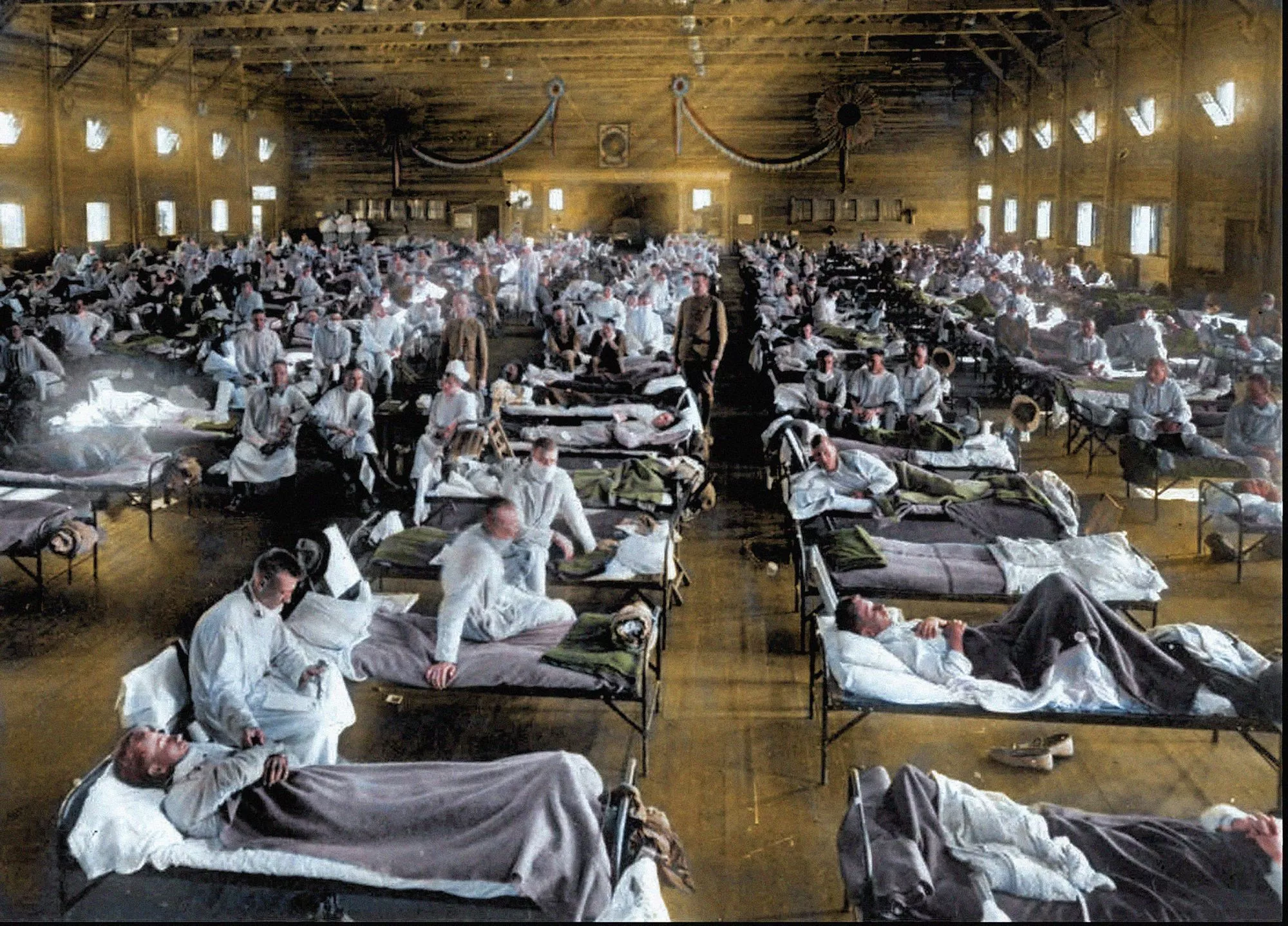 Espanjantauti lähti leviämään yhdysvaltalaisesta Funstonin sotilasleiristä Kansasista. Se tappoi yli 50 miljoonaa ihmistä ja on ollut tähän mennessä tuhoisin pandemia. Kuva on otettu maaliskuussa 1918 kenttäsairaalassa hieman ennen kuin sotilaat laivattiin Eurooppaan taistelemaan 1. maailman­sodassa. Vanha valokuva on värjätty jälkikäteen.