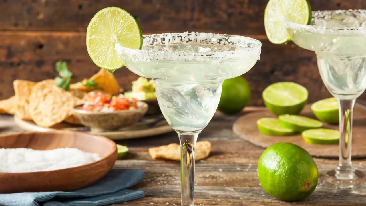 Margarita-drinkki suolareunaisessa lasissa limetin viipaleella koristeltuna.