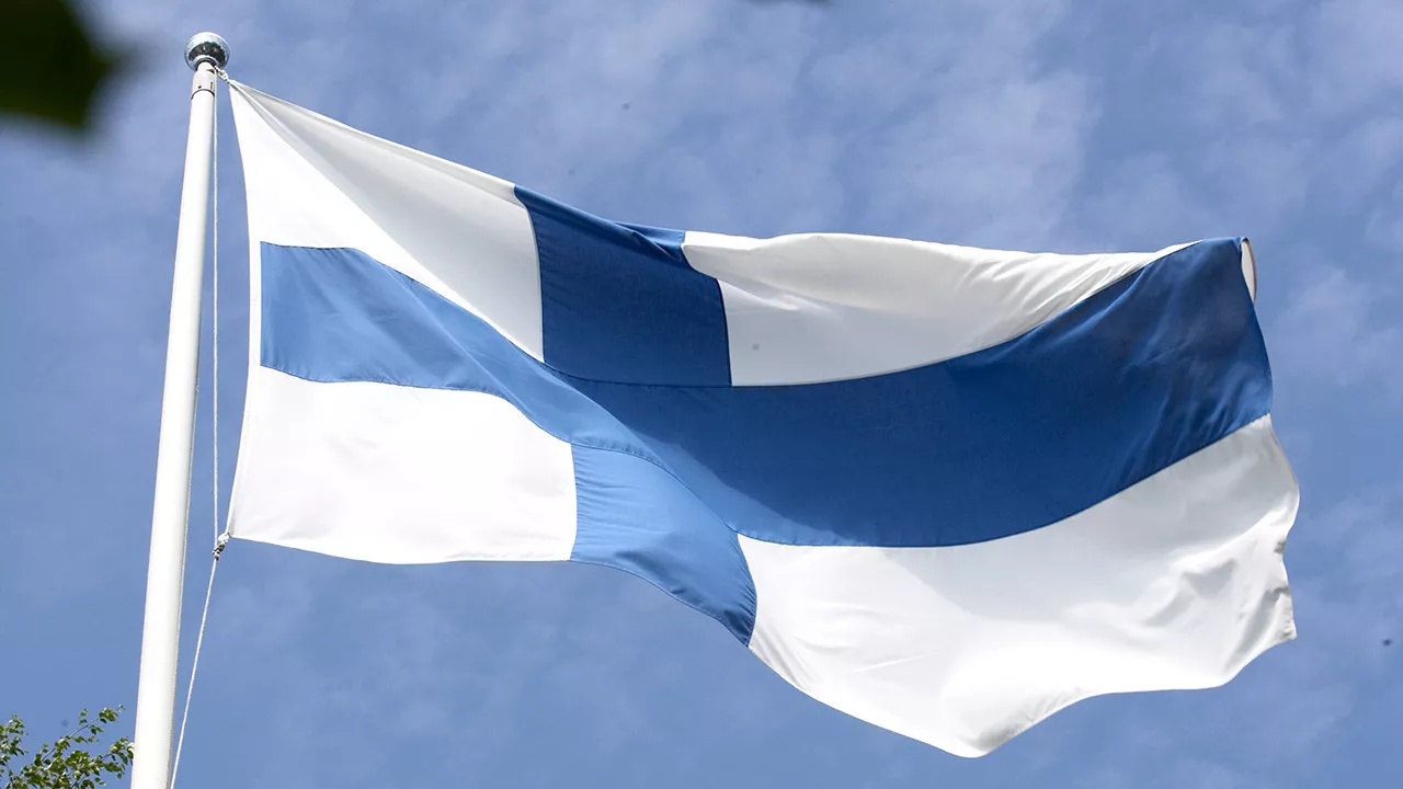 Suomen kielioppi on olennainen osa suomalaisuutta, kuten Suomen lippukin.