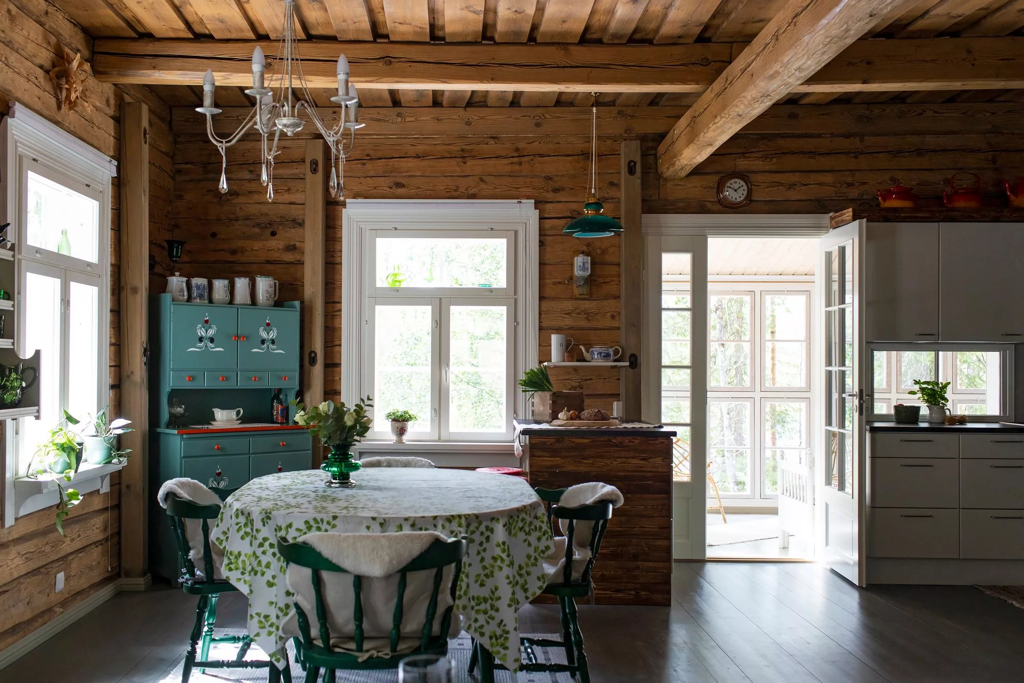 Tilavassa tuvassa viihtyy koko perhe. Vihreä astiakaappi on Armin vanhempien ensimmäinen yhteinen huonekalu. Ruoka­pöytä ja tuolit ovat 1970-luvulla Askon valmistamia. 
