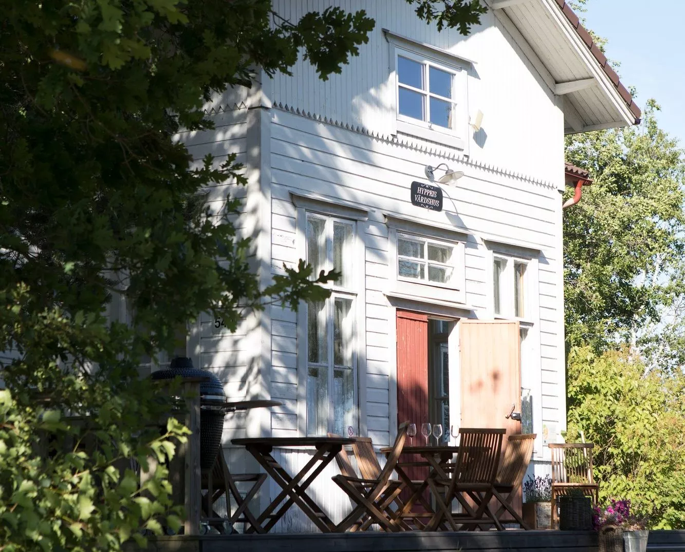 Houtskarin Hyppeisissä oleva vanha kyläkoulu remontoitiin matkailukäyttöön 2000-luvun alussa.