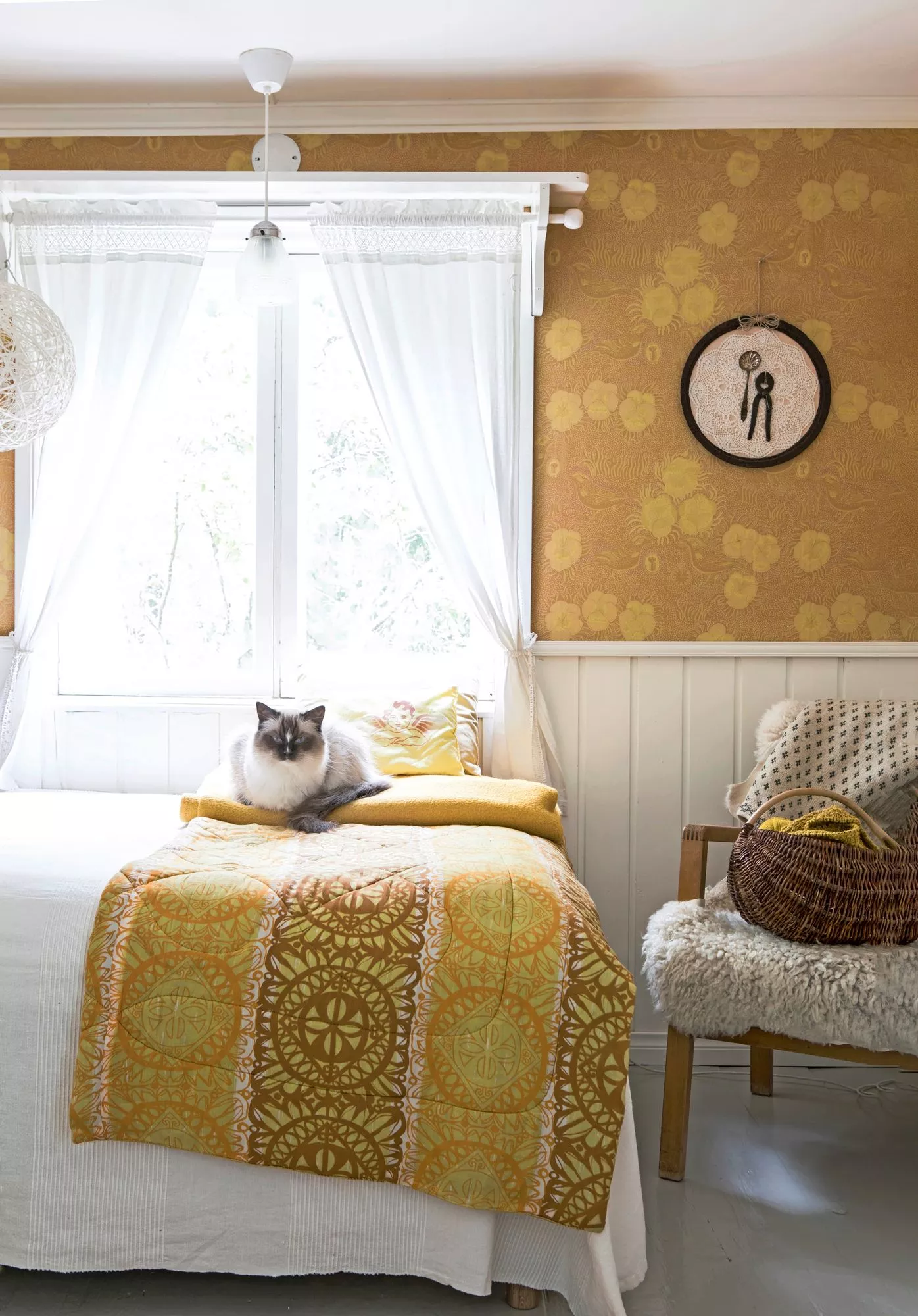 Sannan voimaväri keltainen loistaa niin makuuhuoneen tekstiileissä kuin tapetissakin.