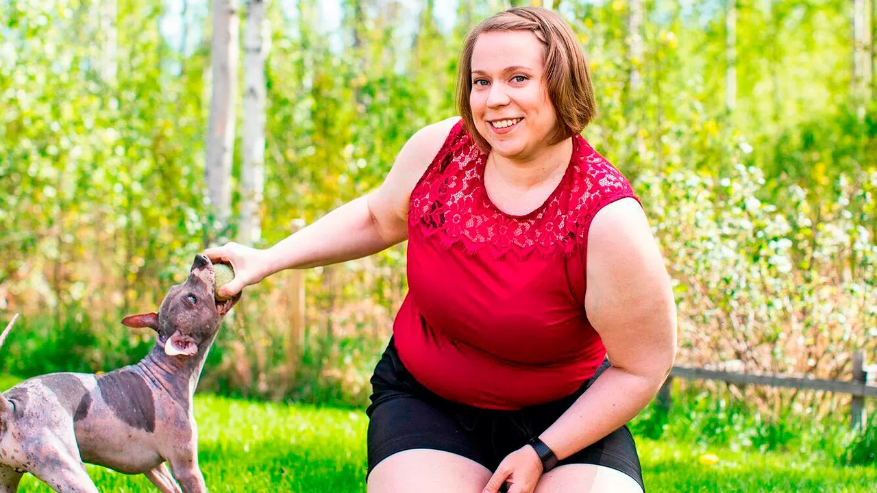 Siedätyshoito auttoi Annea. Sen ansiosta Anne Aittola-Jormakka pystyi viisi vuotta sitten ottamaan koiran. Amerikankarvatonterrieri Timi on tuonut perheen elämään paljon iloa ja onnea.