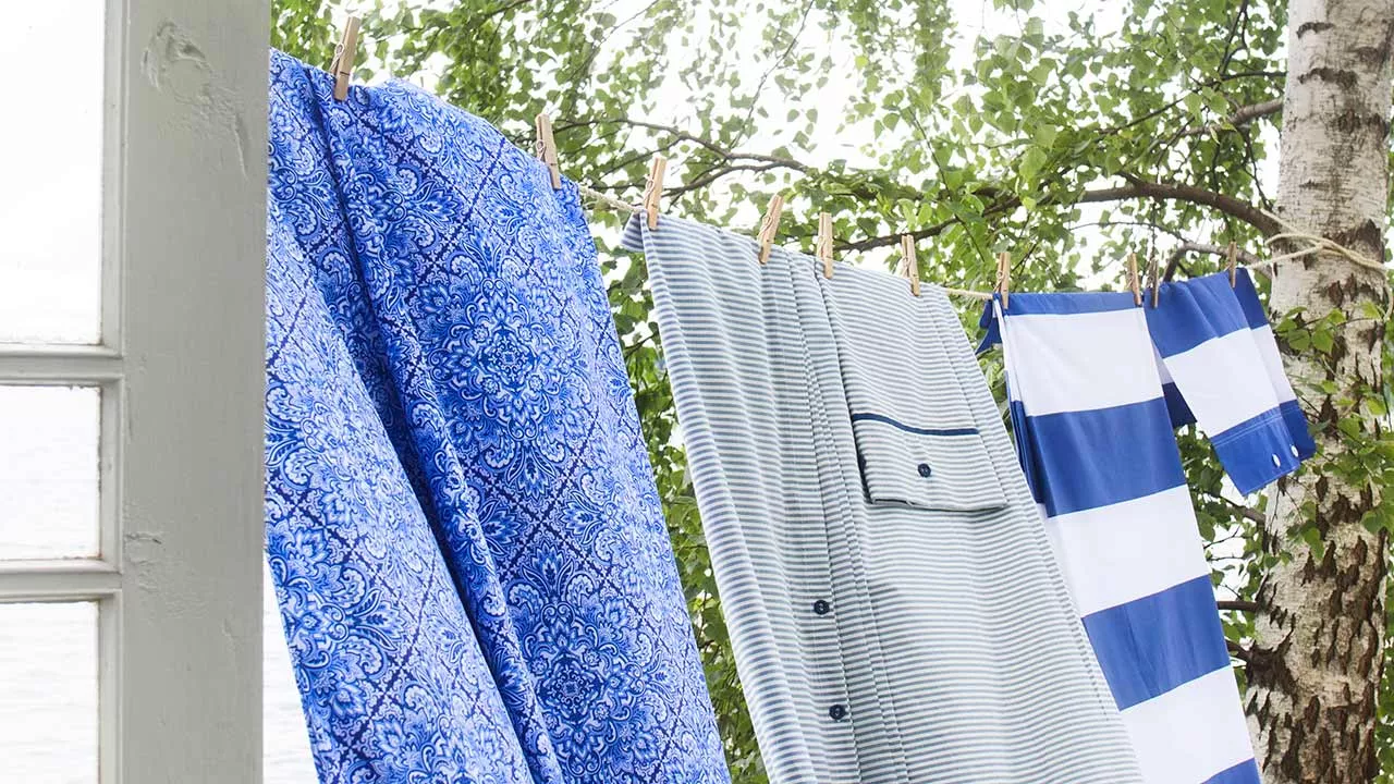 Pesukoneessa pestyt pyykit kuivumassa – ilman nenäliinan rippeitä.