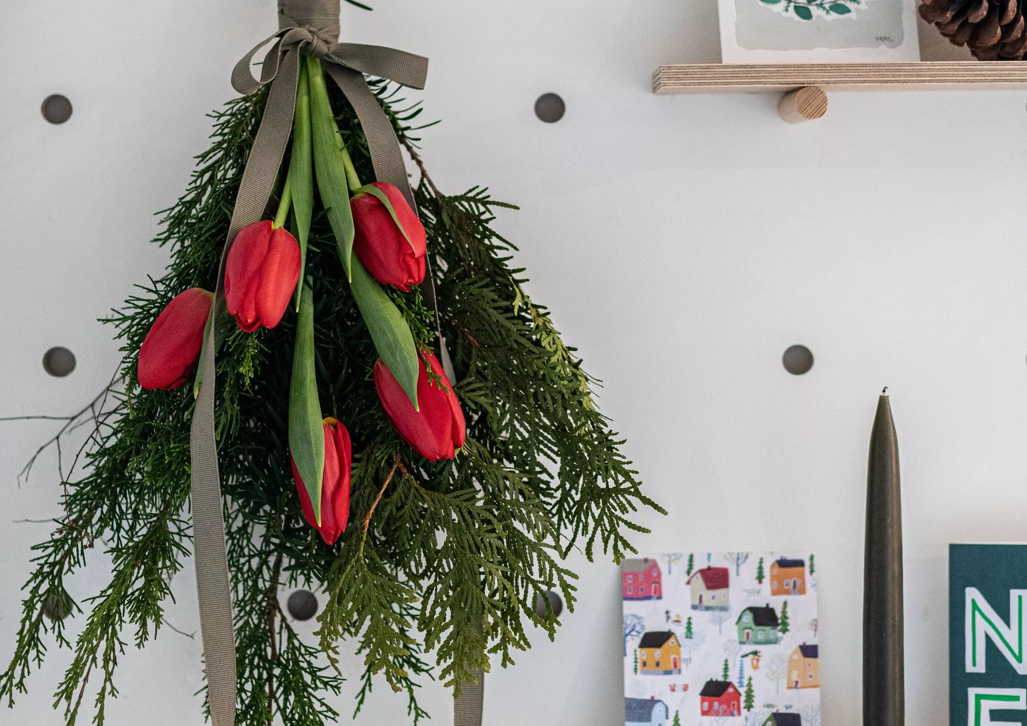 Punaiset tulppaanit ja havut joulukimppuna ovat helppo ja kaunis koriste.