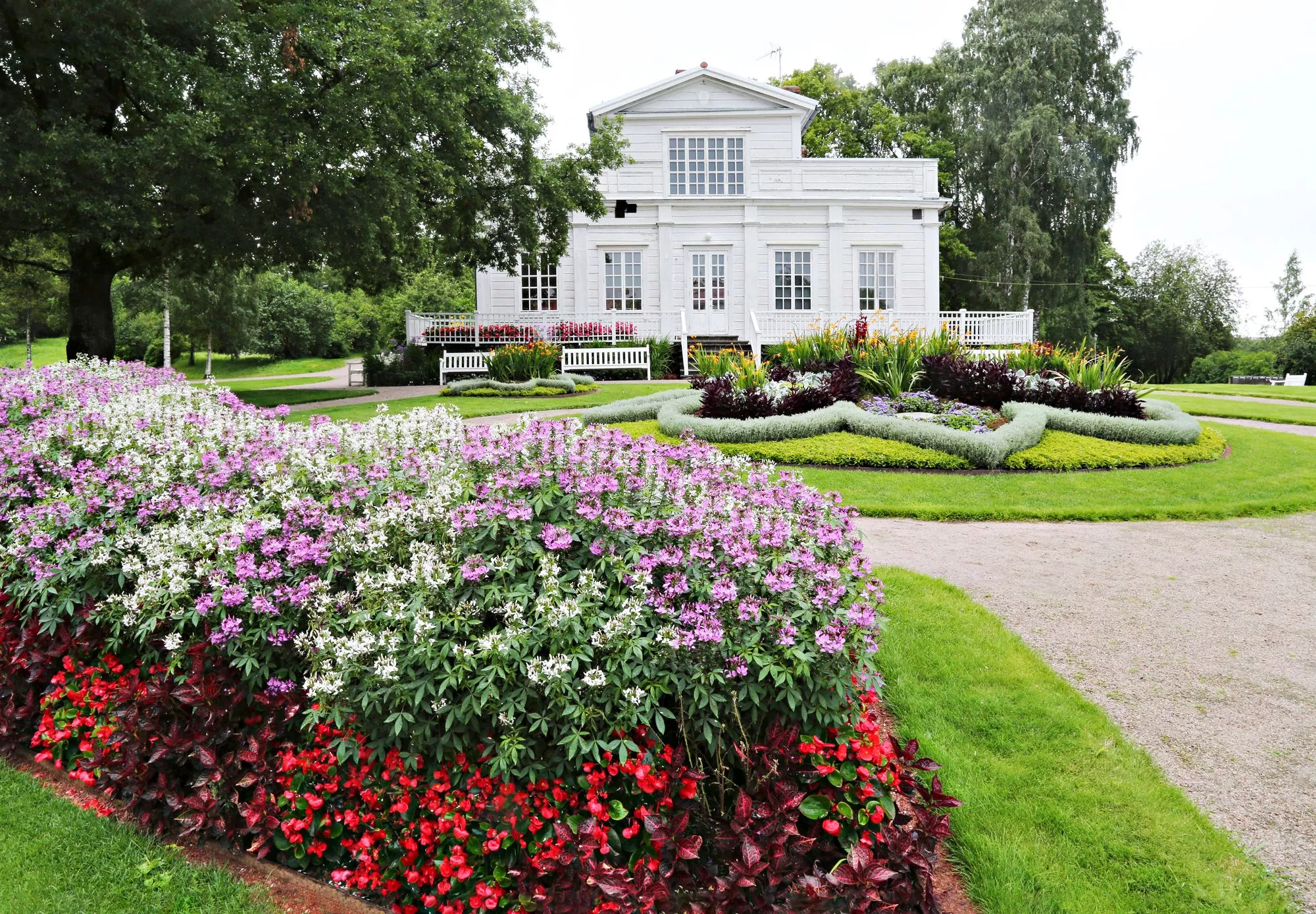 Annebergin kartano valmistui vuonna 1832, ja sitä laajennettiin vuosina 1916-1925. Kartanon edustalla on perinteinen parterri, muotopuutarhatyylin kukkaistutus. 