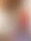 Hiljattain verhoillun sohvan kankaan on suunnitellut muotisuunnittelija Raf Simons. Tyynyt Johanna Gullichsen. Sohvan takana Reijo Viljasen teos Punainen vuori. Kirjahylly, yksi asunnon kiinteistä säilytyskalusteista, on tärkeä lukemista harrastaville asukkaille.