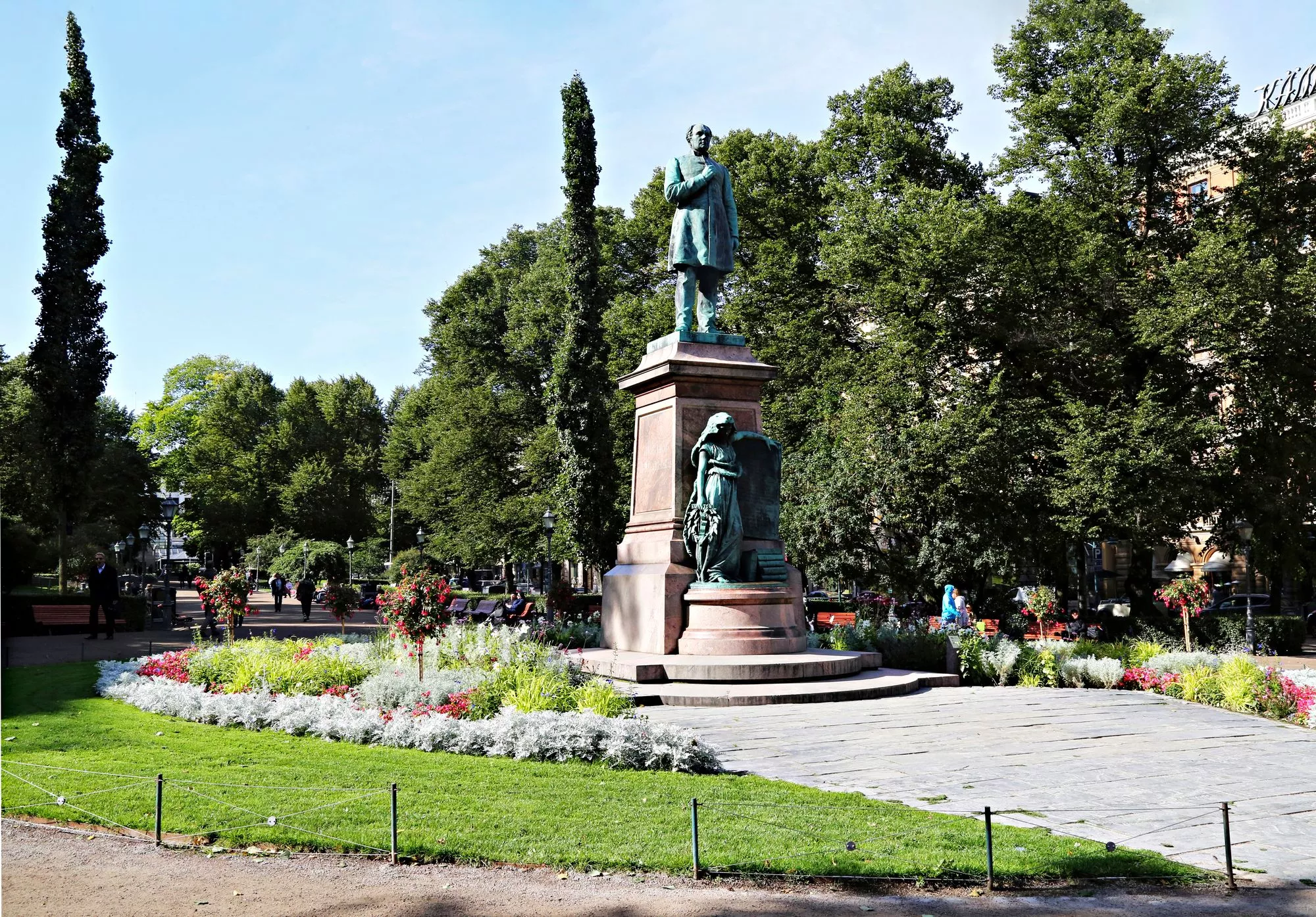 Esplanadin puiston keskellä olevan J. L. Runebergin patsaan on tehnyt kansallisrunoilijan poika, kuvanveistäjä Walter Runeberg. 