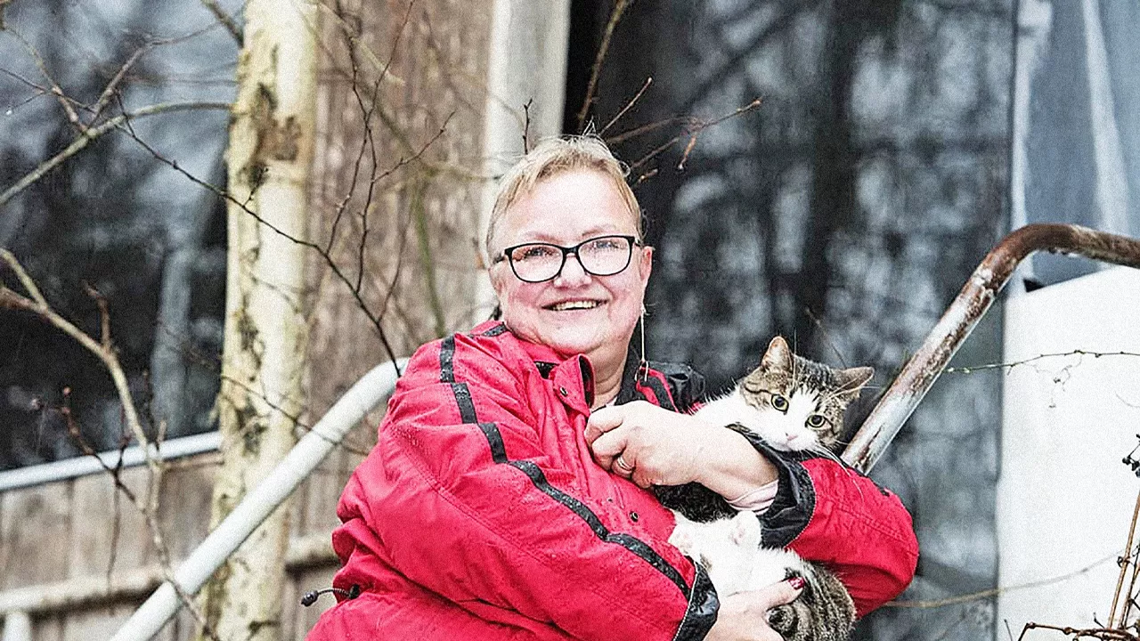 Marja Laitinen kissan kanssa