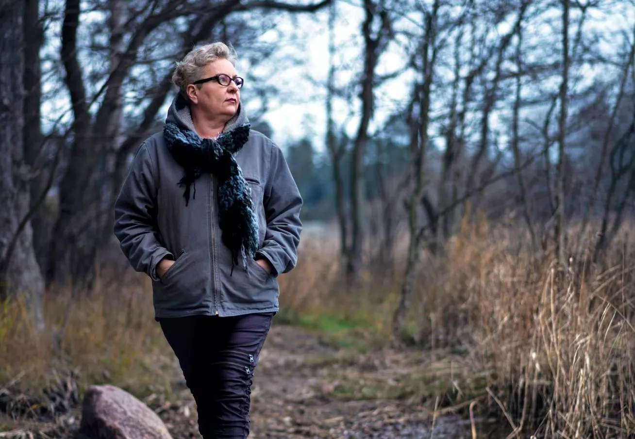 Tanja Hokkanen ulkona kävelemässä. Kolmoishermosärky vaikuttaa hänen elämäänsä monin tavoin.