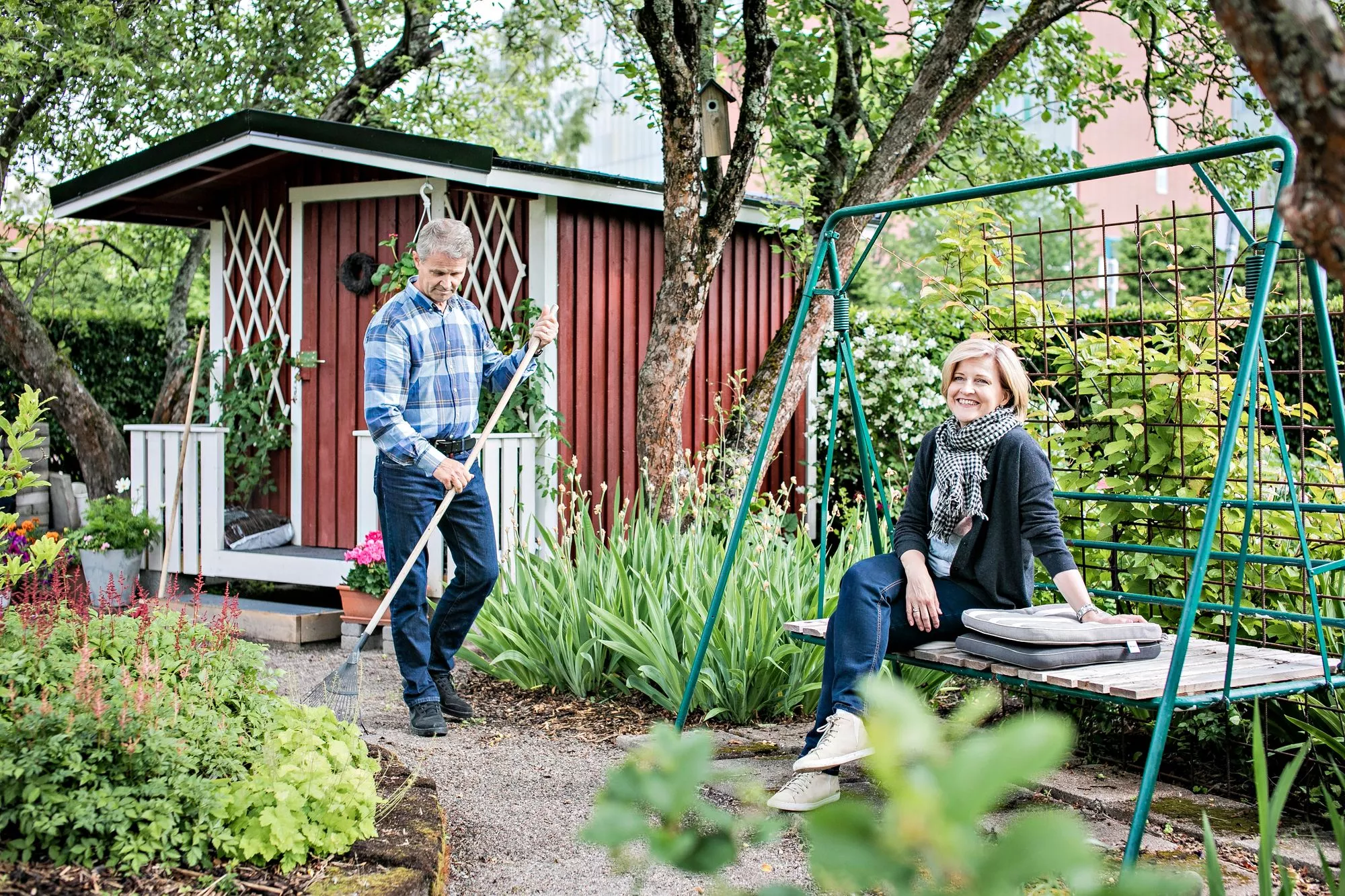 Siirtolapuutarhamökki puutarhoineen on helsinkiläisille Margit ja Jari Suurnäkille tärkeä vuoden ympäri.
