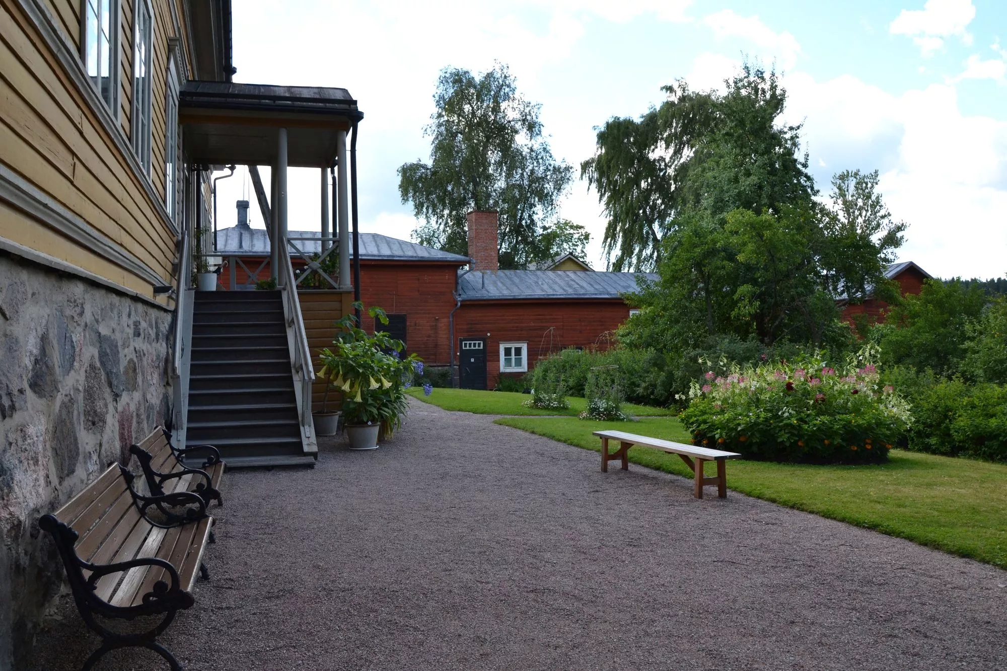 Fredrika Runeberg loi suuren puutarhan kotipihaansa 1800-luvun puolivälissä.
