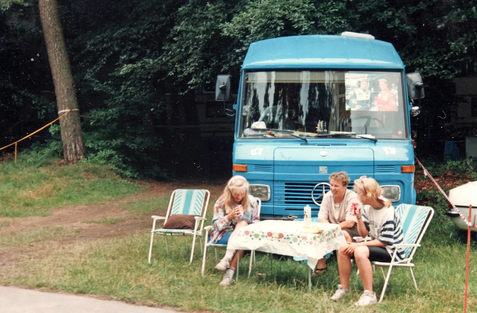 Hanna Koivisto (oik.) äitinsä ja ystävänsä kanssa Hockhenheimin formulakisojen leirintäalueella vuonna 1991.