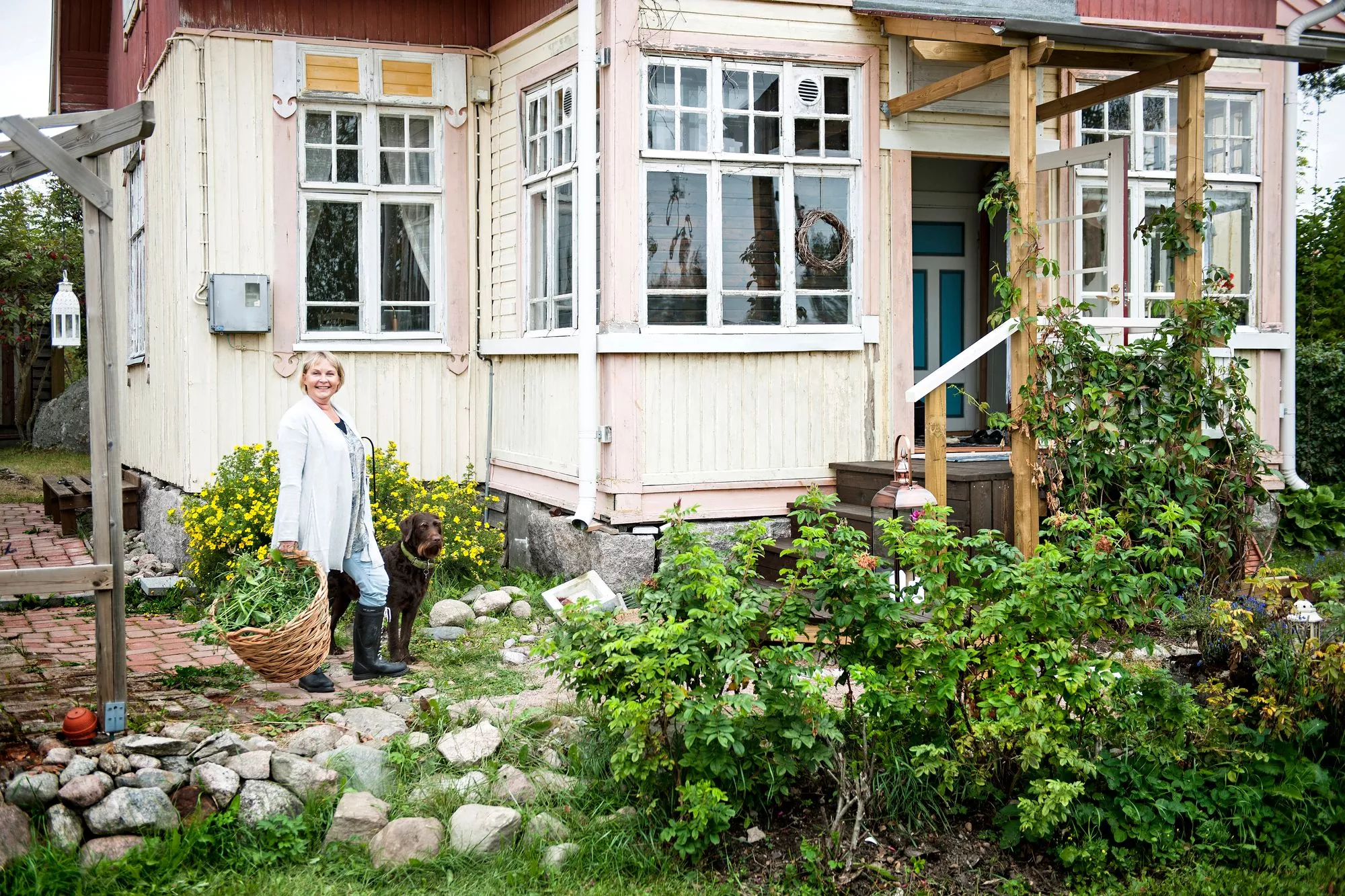 Ulla nauttii vapaa-ajan kodistaan. Talossa ja puutarhassa riittää mielekästä puuhaa.