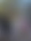 Aino Mättö ja Tiina Tuppurainen värittämänsä sateenkaarisuojatien edessä