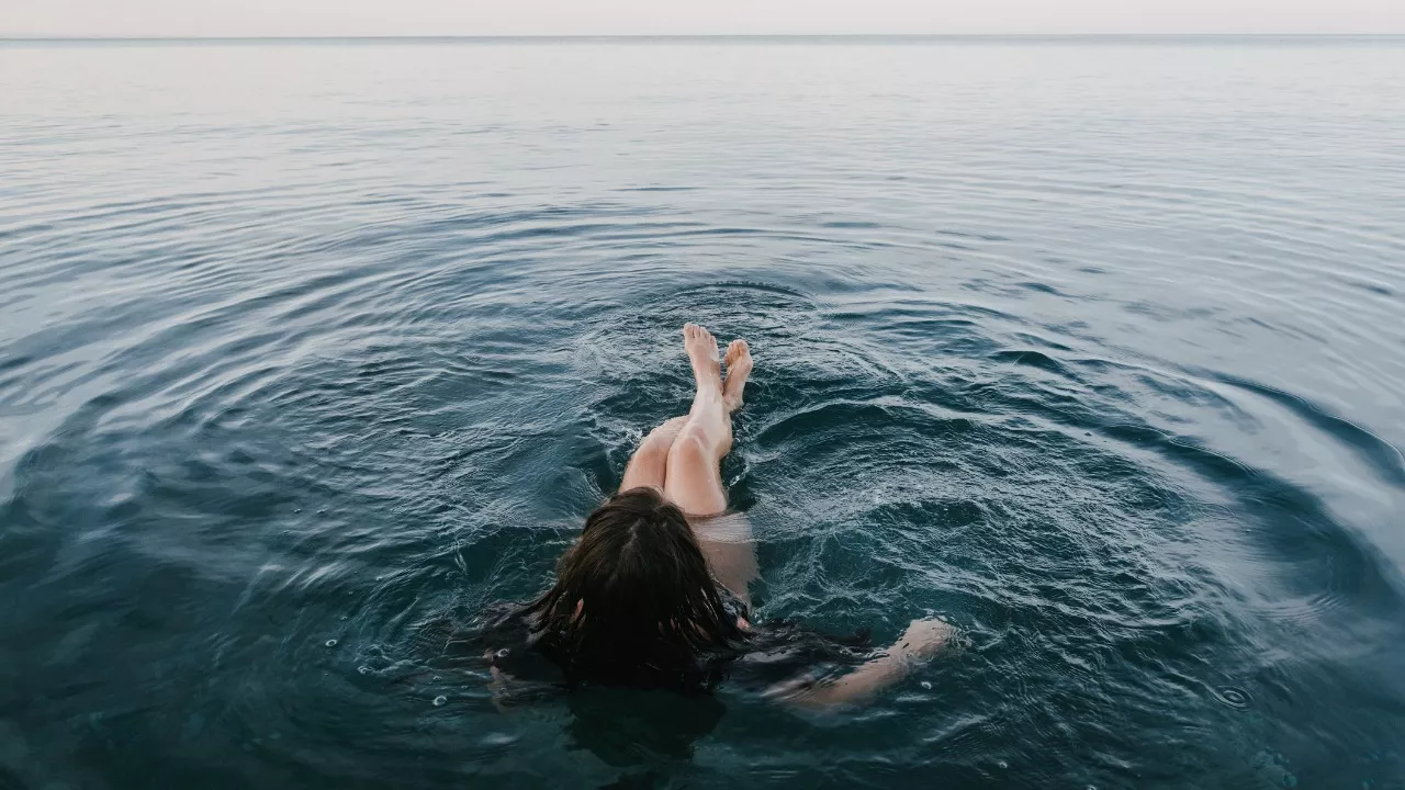 Nainen kelluu meressä