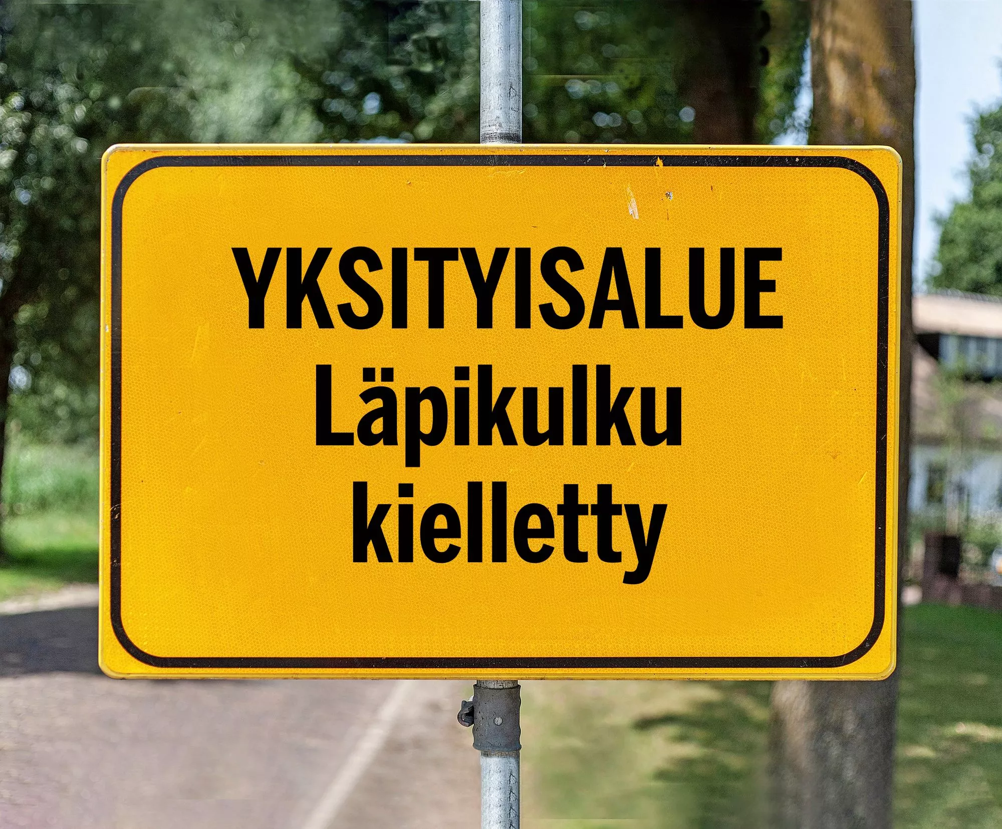 Kolumni: Läpikulku kielletty, lukee monen suomalaisen taloyhtiön pihalla –  mutta miksi pihoja varjellaan niin tarkasti?
