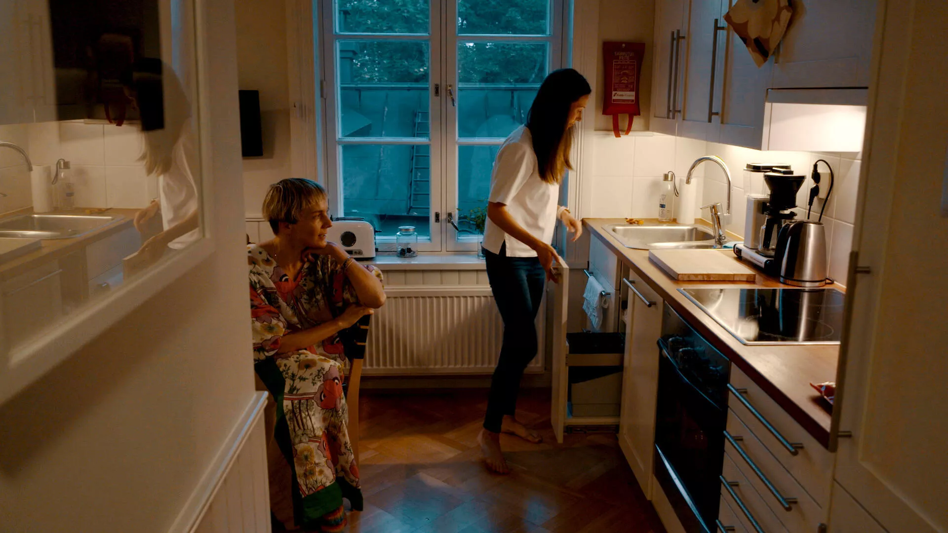 Yökylässä Maria Veitola -jaksossa Maria Veitola vierailee Sanna Marinin luona.