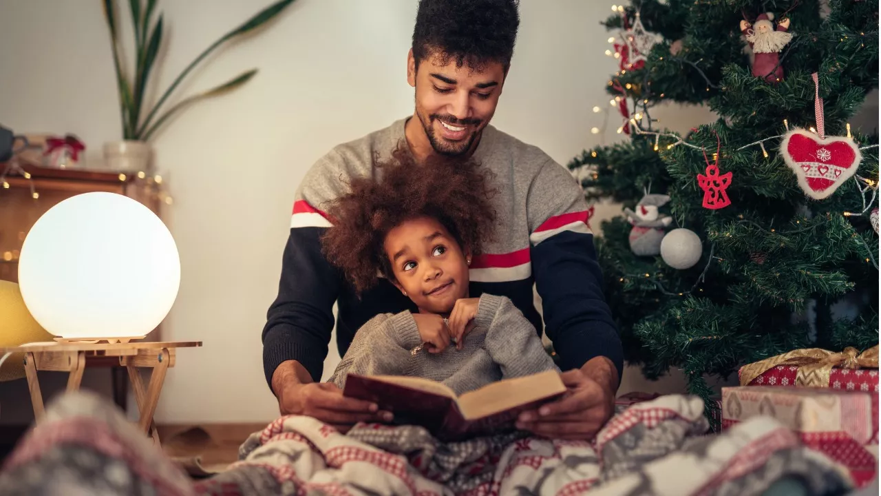 kirja joululahjaksi 2021: isä lukee lapselle