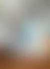 Taiteilija Iida Sarpaniemen taulu on ollut myynnissä Oton ja Irenen kodissa. Nojatuoli on Zara Homesta, keraaminen Gervasonin Inout-jakkara. Kaunis seinällä oleva rottinkivalaisin on Armas Designista. Risto Suomen Kuutamosonaatti-taulu on Oton ensimmäinen syntymäpäivälahja Irenelle. Diagonaali-senkki on Habitatista.