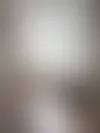 Olohuonetta valaisee kauniisti valkoinen lasinen Poulsenin kattovalaisin, jonka on ­muotoillut Vilhelm Lauritzen. Tuolit ja pöytä ovat Rékan isän tekemiä. Seinällä on Sasha Huberin pyöreä ­teos Colonized Star. Lattialla on Finarten yksivärinen, hennonpunertavan sävyinen villamatto. Kirjava lattiatyyny on Inga-koiran lempipaikka.