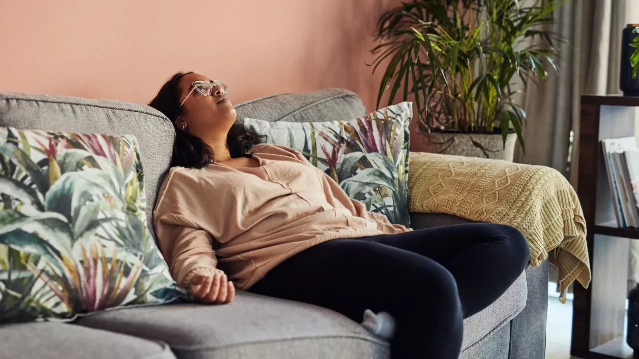 pitkittynyt stressi on kaatanut naisen sohvalle makaamaan